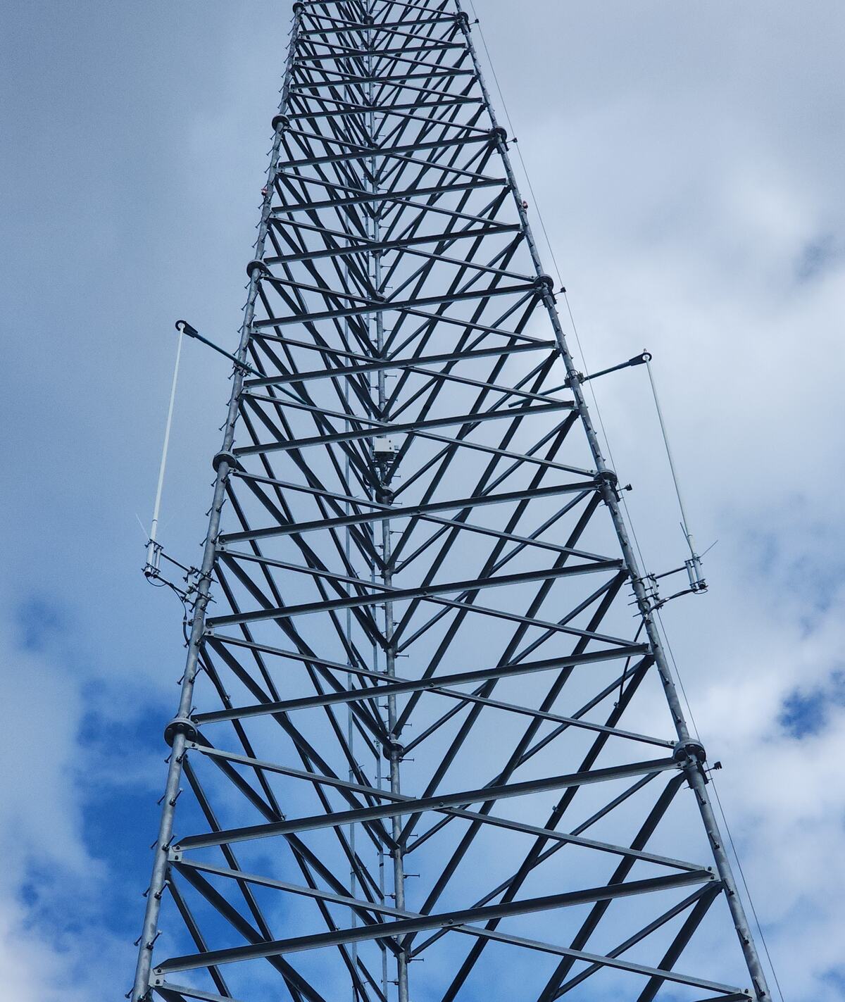 Self-supporting lattice tower used for public safety and microwave installs